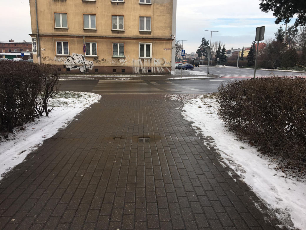 Niebezpieczne przejście dla pieszych u zbiegu Al. 23 stycznia i ulicy Focha