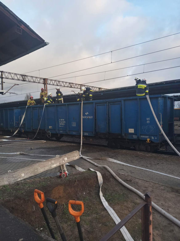 Pożar węgla na wagonach w Laskowicach! Akcja gaśnicza trwa kilka godzin [ZDJĘCIA]