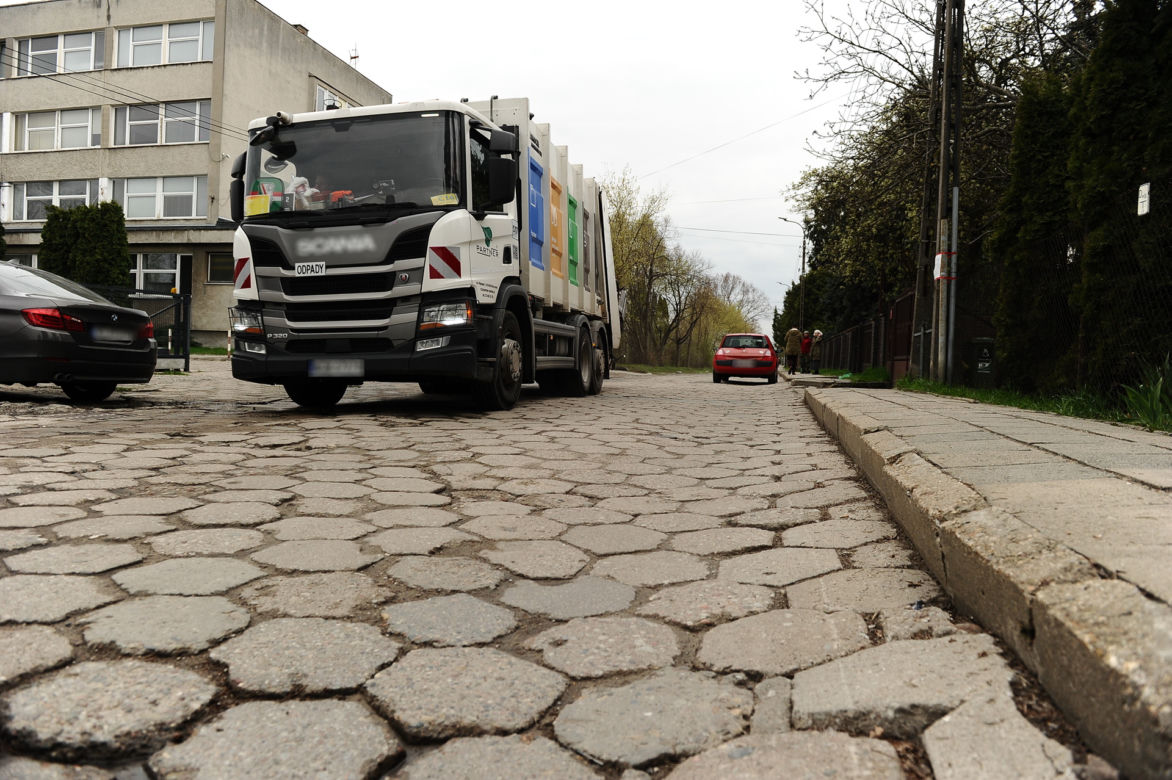Ciężarówki jeżdżą mimo zakazu od prawie 30 lat. Mieszkańcy ul. Konwaliowej mają dość