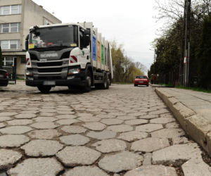 Ciężarówki jeżdżą mimo zakazu od prawie 30 lat. Mieszkańcy ul. Konwaliowej mają dość