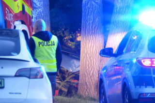 Śmiertelny wypadek pod Warszawą. Ford rozbił się na drzewie