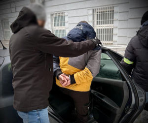 Rzucił butelką w ochroniarza po nieudanej próbie kradzieży