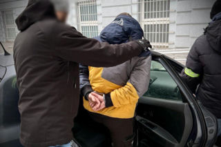 Rzucił butelką w ochroniarza po nieudanej próbie kradzieży