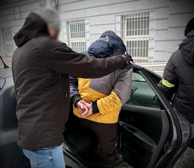 Rzucił butelką w ochroniarza po nieudanej próbie kradzieży