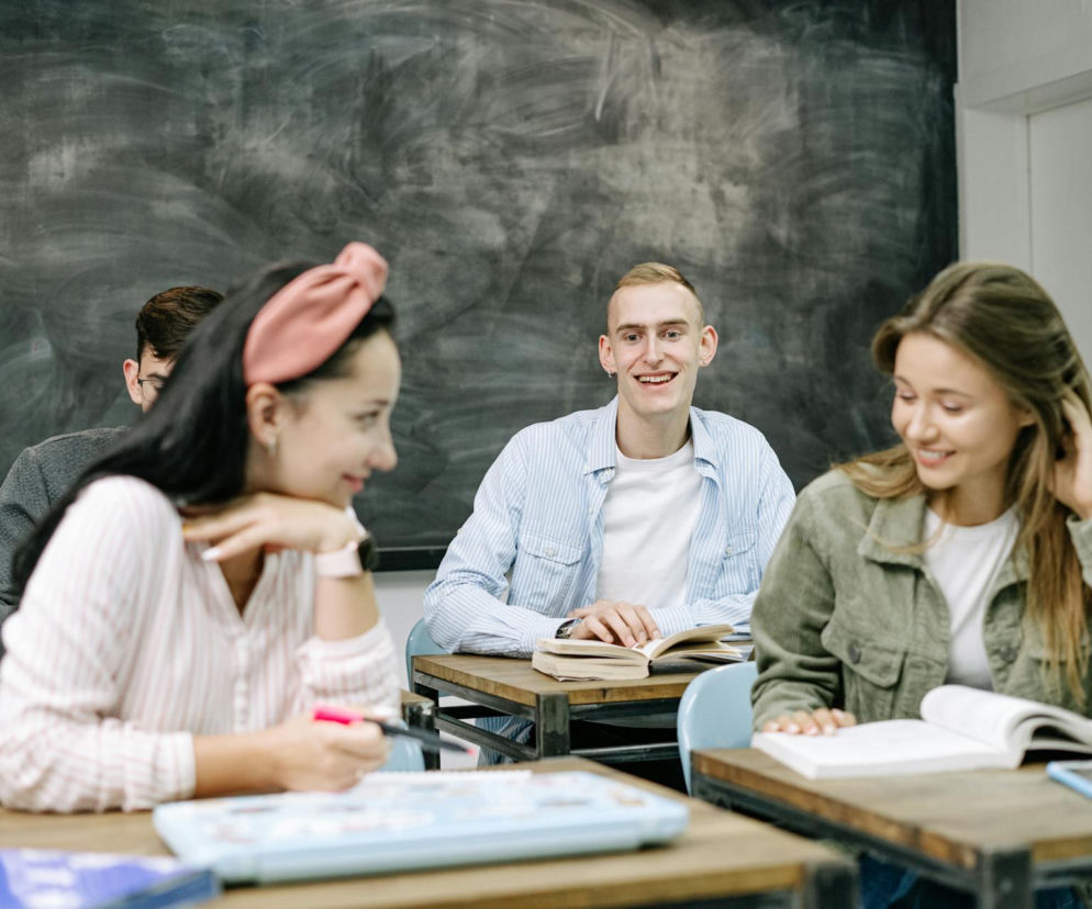 Kto zostanie Młodzieżowym Słowem Roku 2025? AI wybrała zaskakującego finalistę