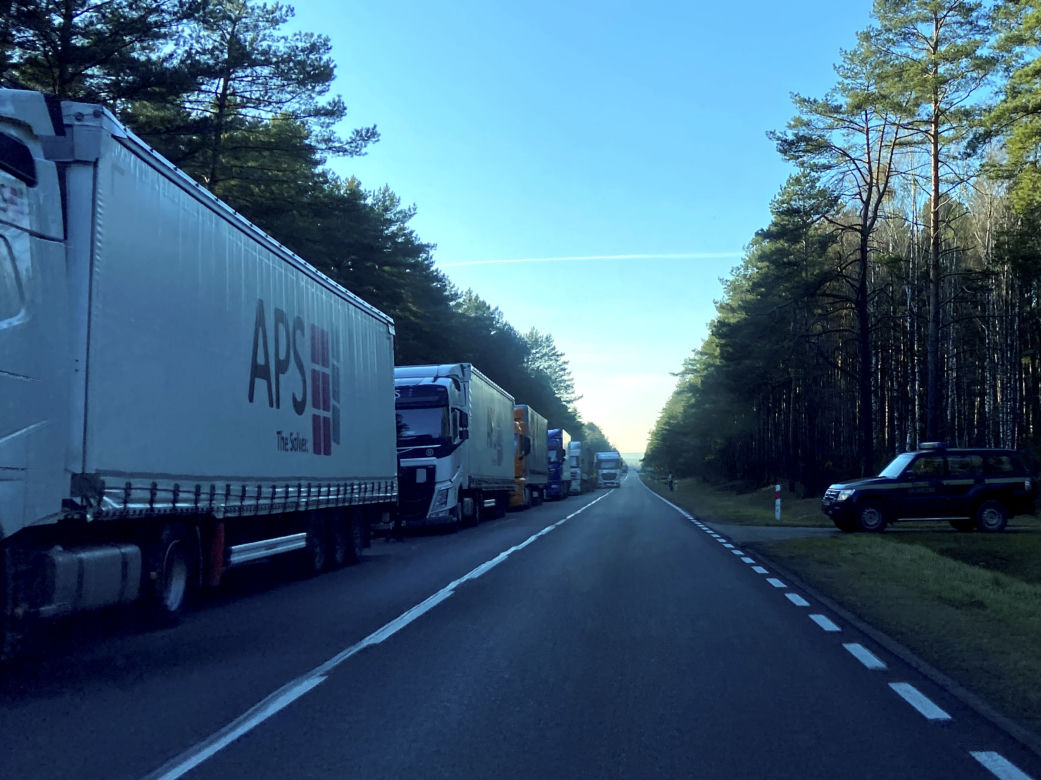 Kolejka TIR-ów czeka na wjazd na granicy białoruskiej. 31 godzin