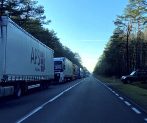 Kolejka TIR-ów czeka na wjazd na granicy białoruskiej. 31 godzin