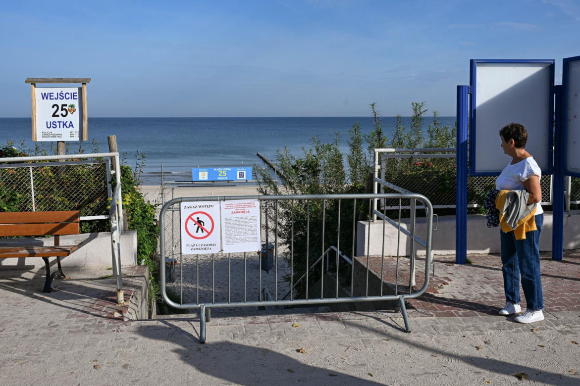 Plaża w Ustce zamknięta z powodu zanieczyszczenia Bałtyku
