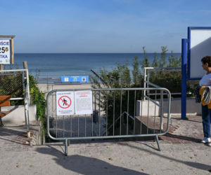 Plaża w Ustce zamknięta z powodu zanieczyszczenia Bałtyku