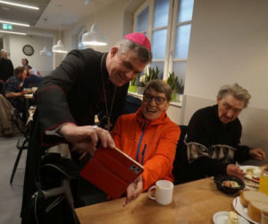 Poznań: 1400 osób na śniadaniu wielkanocnym Caritas