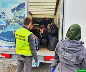 Kilkudziesięciu cudzoziemców w dostawczaku na A2. W akcji KAS i straż graniczna