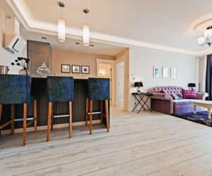 Eklektyczny salon z kuchnią: francuski neobarok we współczesnym apartamencie