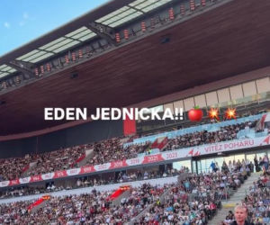 Ewa Farna na stadionie w Pradze