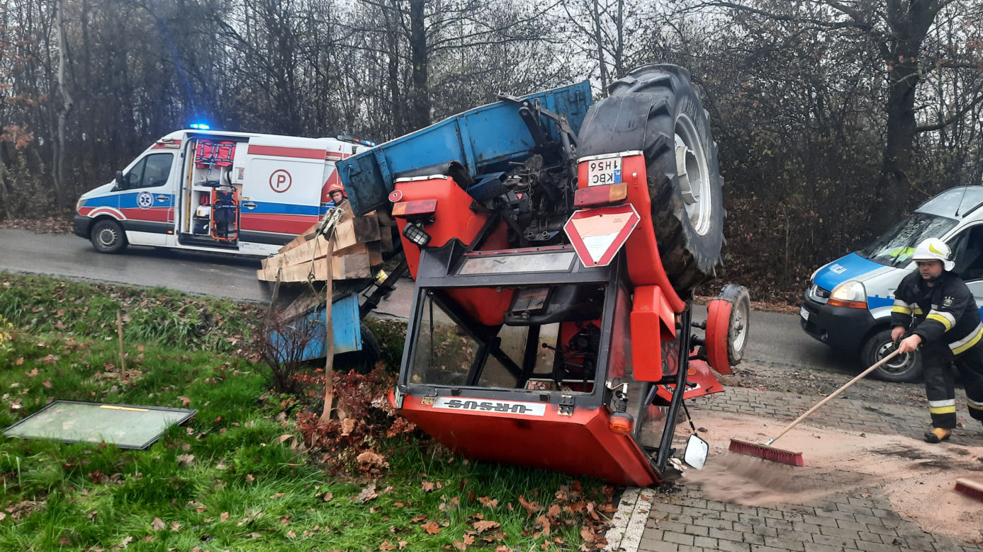 Dachowanie ciągnika pod Bochnią. Traktorzysta nie opanował maszyny na śliskiej drodze
