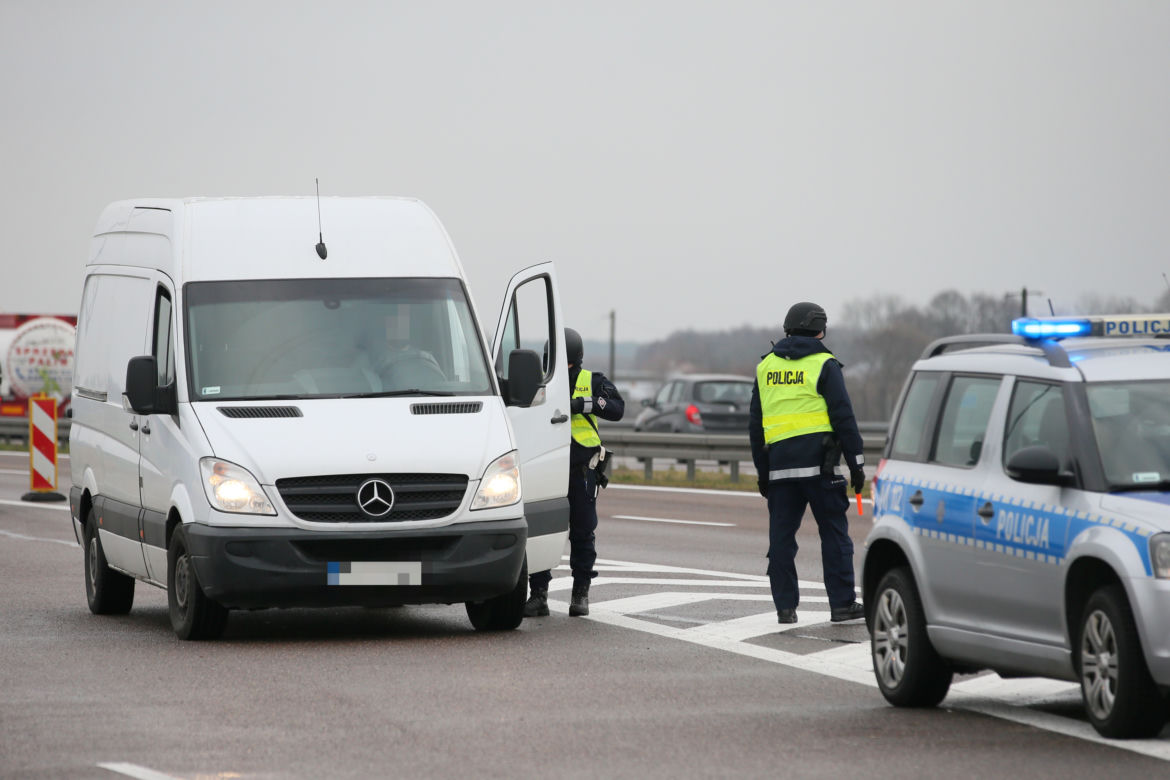Policja sprawdza pojazdy na S8