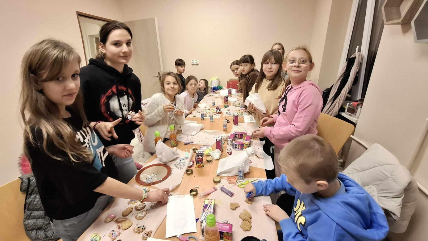 Międzypokoleniowe pieczenie pierników w PCK w Kaliszu
