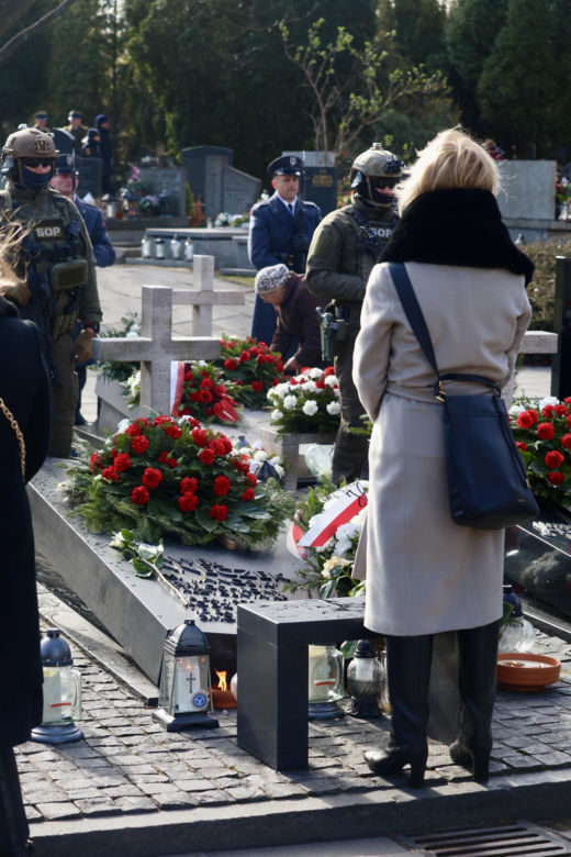 Joanna Racewicz ociera łzy przy grobie męża, pocieszyła ją Barbara Nowacka