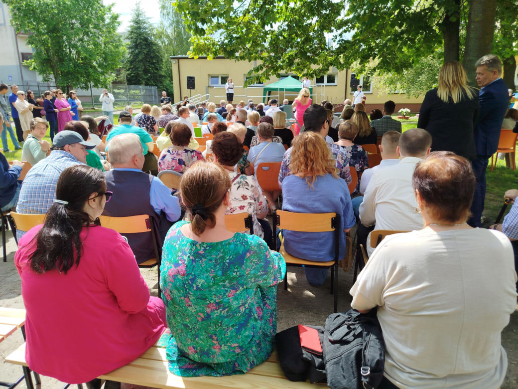 Przez lata ŚDS w Siedlcach działał w dwóch lokalizacjach, teraz już oficjalnie funkcjonuje w jednym miejscu, w budynkach dostosowanych do potrzeb osób z niepełnosprawnościami. 