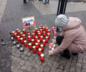 Grudziądzanie ustawiają serce dla Pawła Adamowicza w drugą rocznicę śmierci