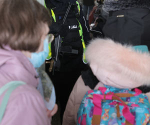 Ukraińscy uchodźcy oczekujący na pomoc na dworcu w Przemyślu