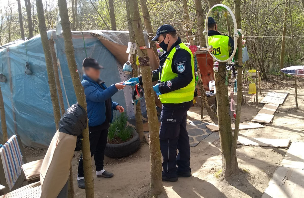 Bezdomni zostali obdarowani przez policjantów. Otrzymali maseczki ochronne