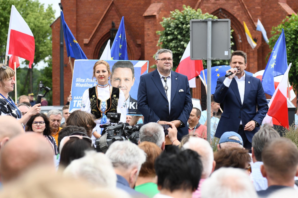 Kartuzy: Trzaskowski poskubał truskawek. Kaszubi go pogonili [ZDJĘCIA]