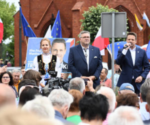 Kartuzy: Trzaskowski poskubał truskawek. Kaszubi go pogonili [ZDJĘCIA]