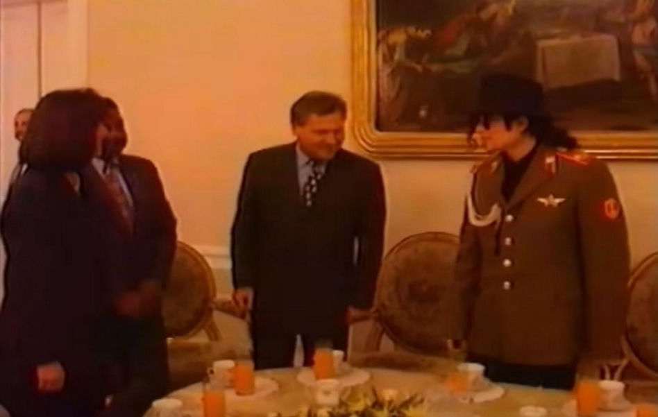 Michael Jackson zmarł 16 lat temu. Gdy odwiedził Polskę, wszyscy wstrzymali oddech. Te zdjęcia zachwycają
