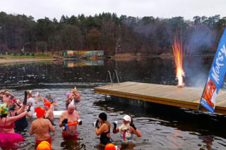 Szczecińskie morsy w szampańskich nastrojach! Tak powitali Nowy Rok