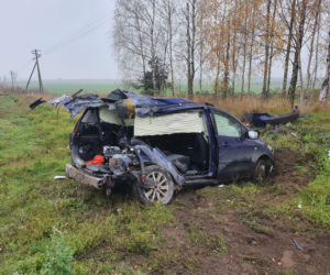 Moszczenica. Pociąg ROZBIŁ osobówkę! W środku pijany mężczyzna [ZDJĘCIA]