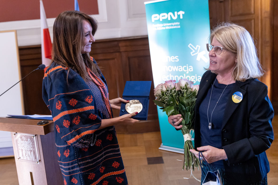 Dominika Kulczyk wręcza stypendia i otrzymuje medal
