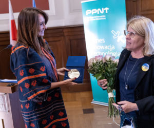 Dominika Kulczyk wręcza stypendia i otrzymuje medal