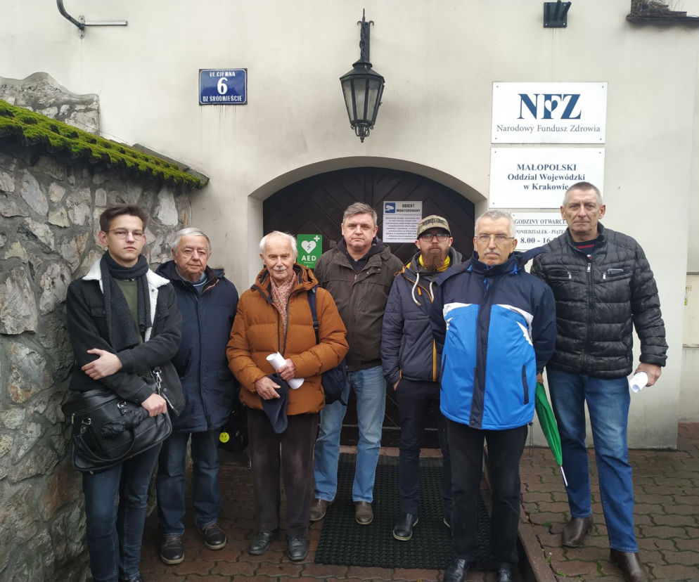 Pacjenci dializ z ulicy Kieleckiej próbowali spotkać się z Dyrektorką małopolskiego NFZ