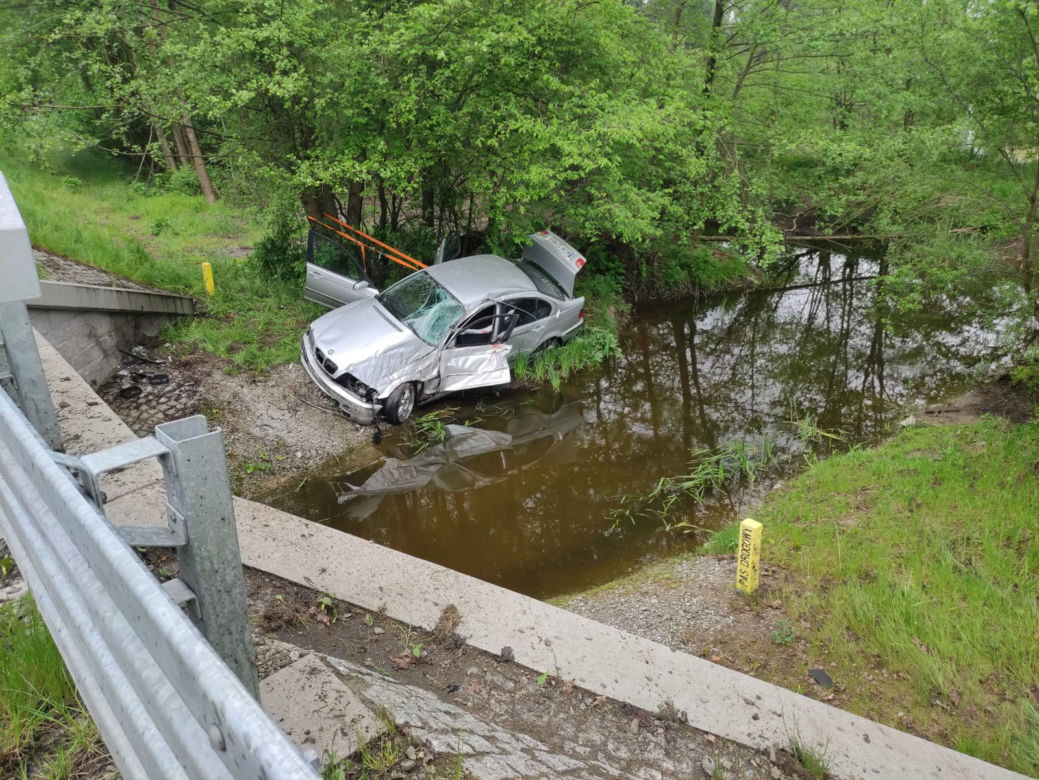 BMW wpadło do rzeki! Jedna osoba w szpitalu. Niebezpieczny wypadek koło Wągrowca