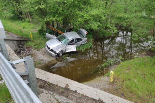 BMW wpadło do rzeki! Jedna osoba w szpitalu. Niebezpieczny wypadek koło Wągrowca [ZDJĘCIA]