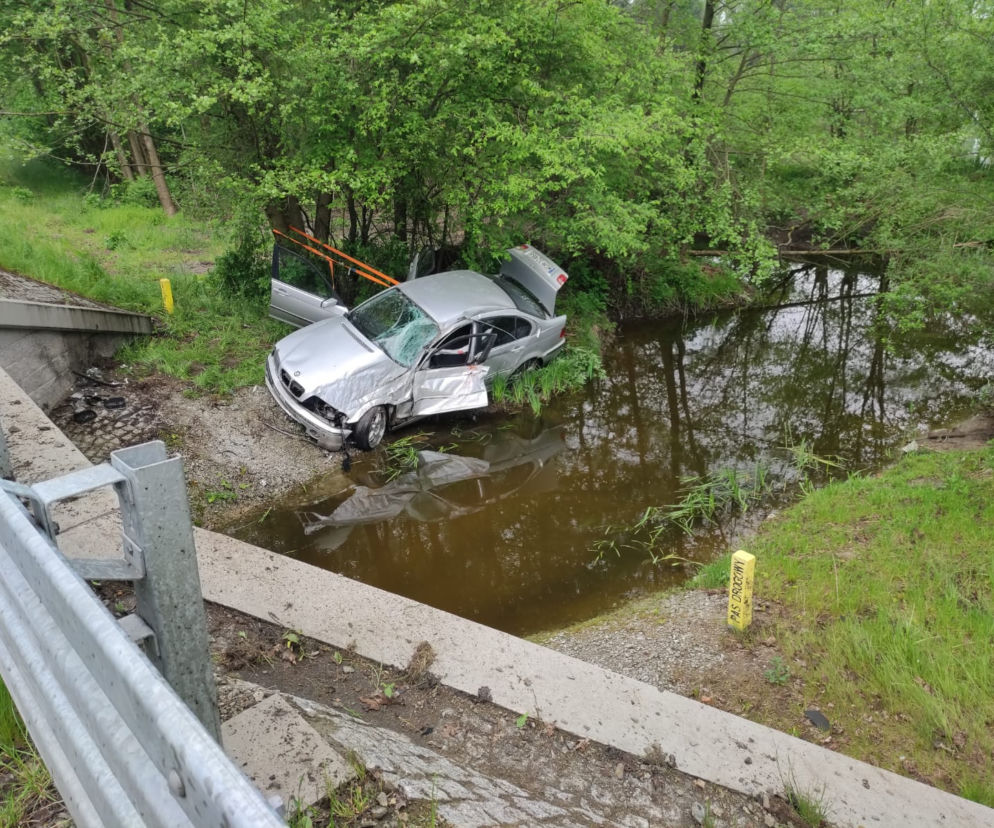 BMW wpadło do rzeki! Jedna osoba w szpitalu. Niebezpieczny wypadek koło Wągrowca