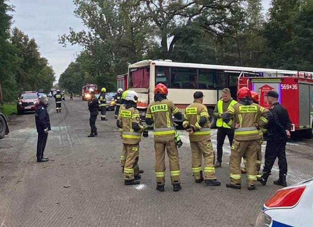 Siedliska. Ciężarówka wjechała w autobus szkolny. 5 dzieci w szpitalu
