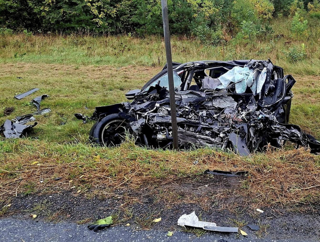 Śmiertelny wypadek pod Białą Podlaską. Ciężarówka z drewnem w rowie, kierowca osobówki nie żyje