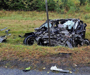 Śmiertelny wypadek pod Białą Podlaską. Ciężarówka z drewnem w rowie, kierowca osobówki nie żyje