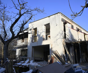 Kaczyńskiego nie ma w domu, a sąsiedzi rozwalają ściany