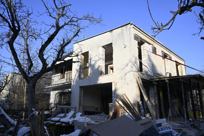 Kaczyńskiego nie ma w domu, a sąsiedzi rozwalają ściany