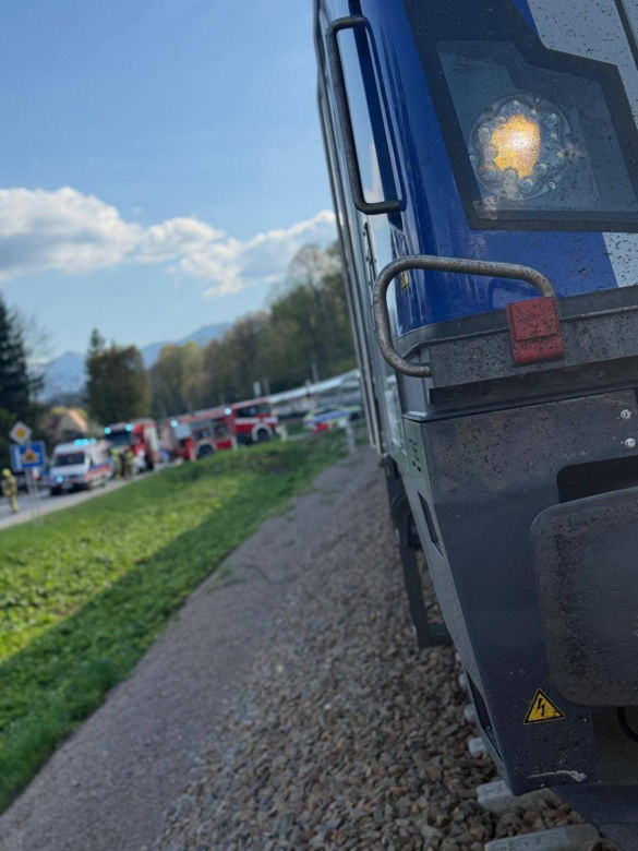 Pociąg zderzył się z osobówką! Są poszkodowani! Duże korki na zakopiance