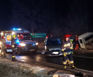 PILNE: Zablokowana droga nr 42. Zderzenie dwóch osobówek i dostawczego busa