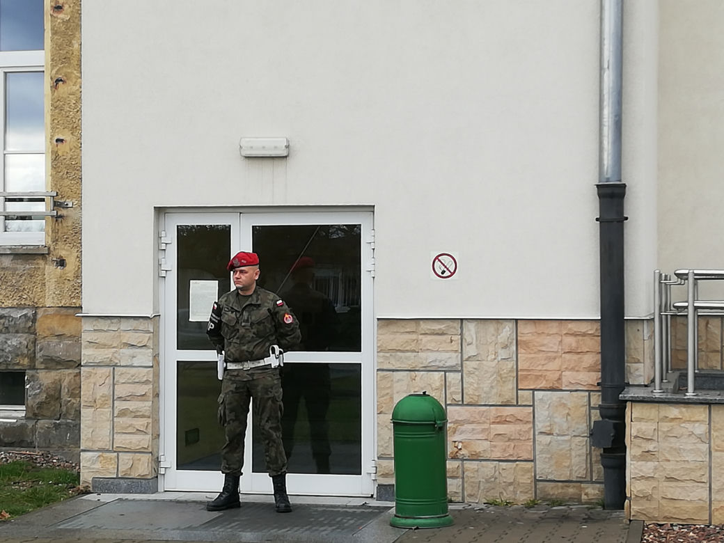 Polacy z miasta śmierci pod ścisłym nadzorem. Koronawirus