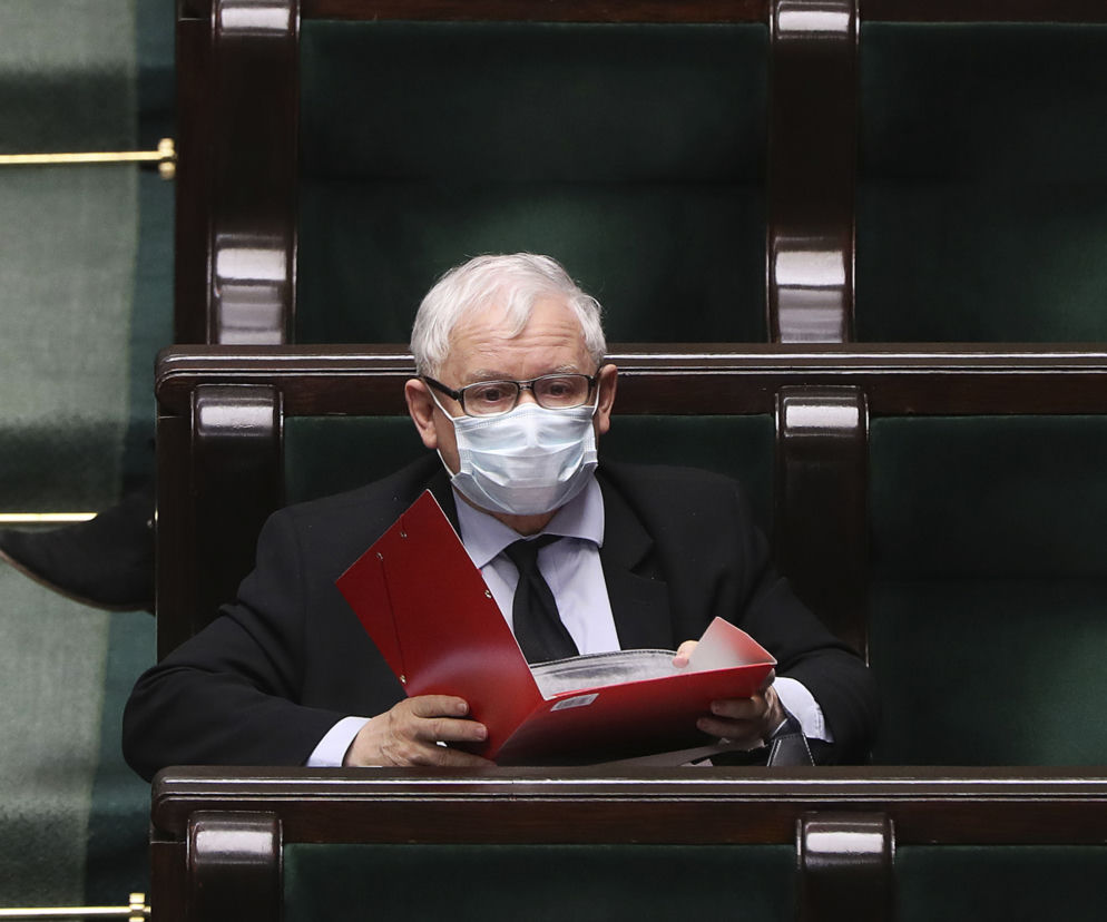  Sejm głosuje a Kaczyński szpera w ...