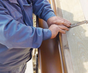 Montaż haków rynien do deski okapowej to solidne zamocowanie