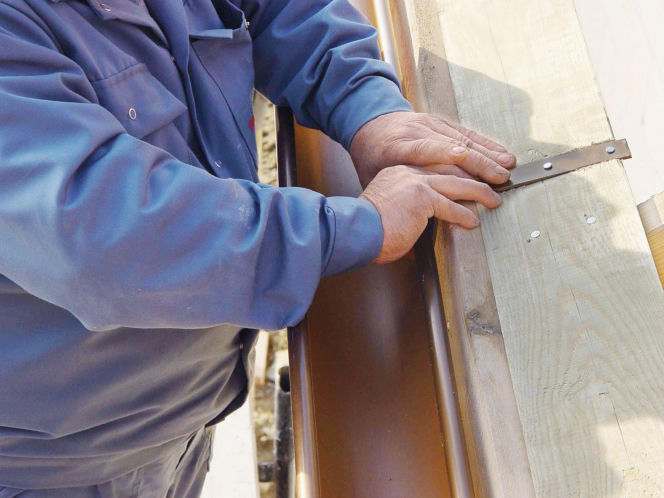 Montaż haków rynien do deski okapowej to solidne zamocowanie