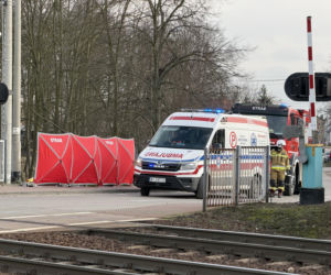 Zignorowała opuszczone rogatki, pociąg zmiótł ją z torów. Dramat w Jasiennicy Mazowieckiej 