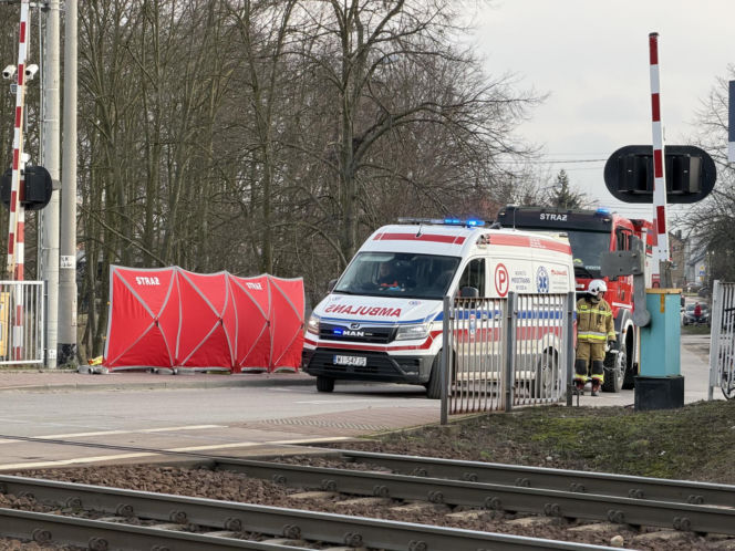 Zignorowała opuszczone rogatki, z torów zmiótł ją nadjeżdżający pociąg. Dramat w Jasiennicy Mazowieckiej