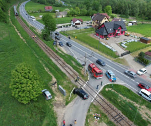 Wjechał wprost pod pociąg i odbił się od lokomotywy! Nagłe hamowanie zapobiegło tragedii 